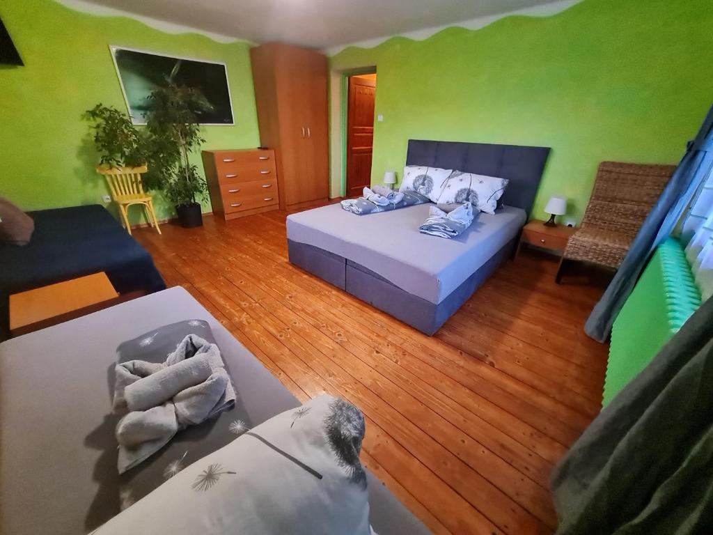 sala de estar con cama y sofá en Ubytovanie Klinger - chata nad jazerom, en Banská Štiavnica