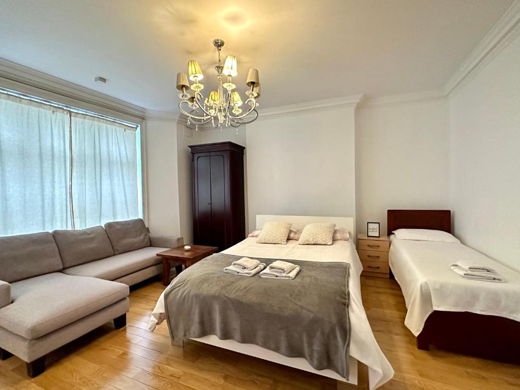 Postel nebo postele na pokoji v ubytování En Suite Room & Private Bathroom, in Marylebone, Paddington #room name is paris#
