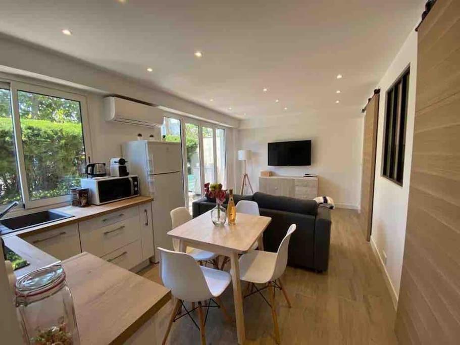 Кухня или мини-кухня в Le coeur du Cap d'Antibes - Terrasse - Parking - Wifi
