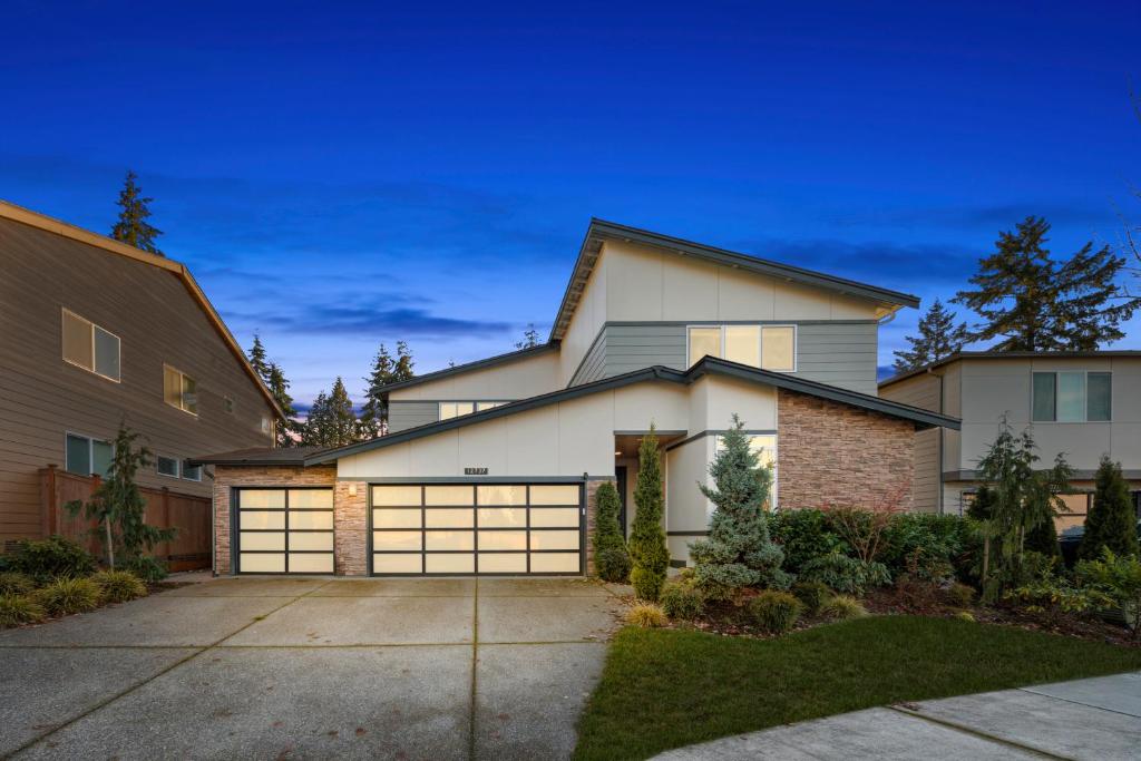 una casa con garaje en Luxurious Woodinville WA Guest Suite for Rent, en Woodinville