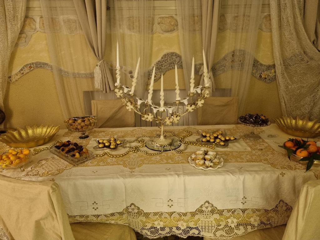 Biały stół z żyrandolem na górze w obiekcie Stella del Mar w Bolonii