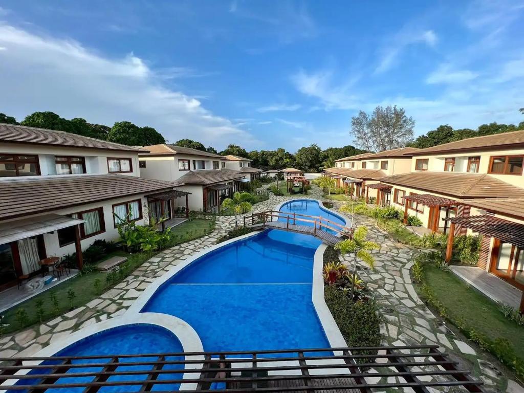 an overhead view of a resort with a swimming pool at Apartamento na Vila de Barra Grande - Bahia in Barra Grande