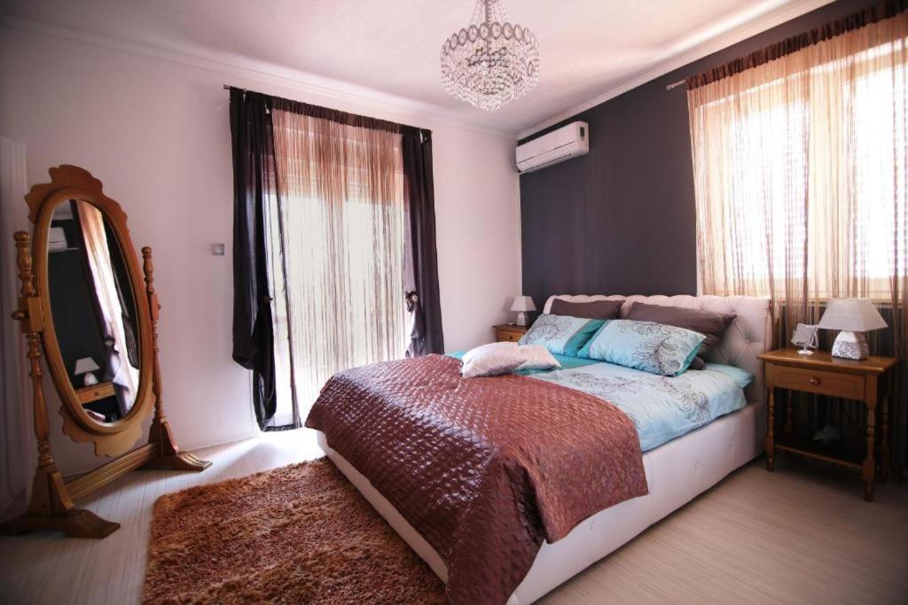 a bedroom with a bed and a large window at Luxury Residence with jacuzzi-LONG ISLAND in Sali