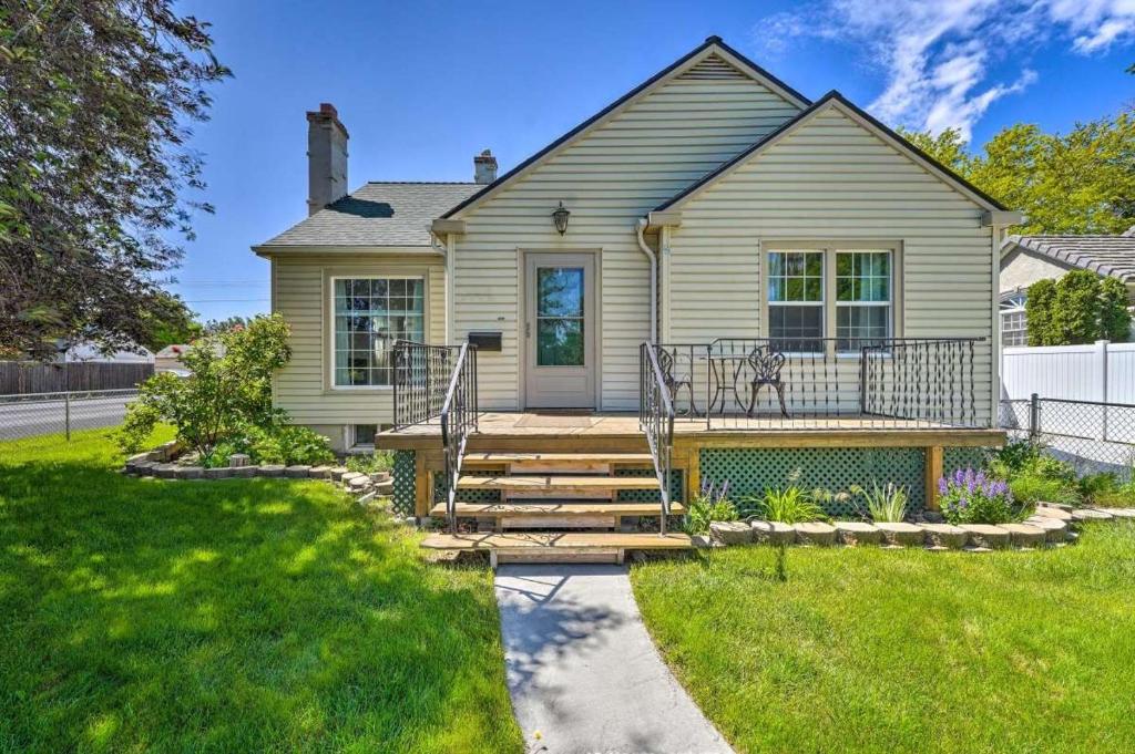 uma casa com um alpendre e um deque em Charming Idaho Home cottage em Twin Falls