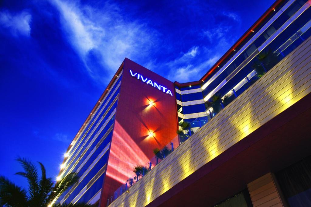 海得拉巴的住宿－Vivanta Hyderabad, Begumpet，建筑的侧面有标志