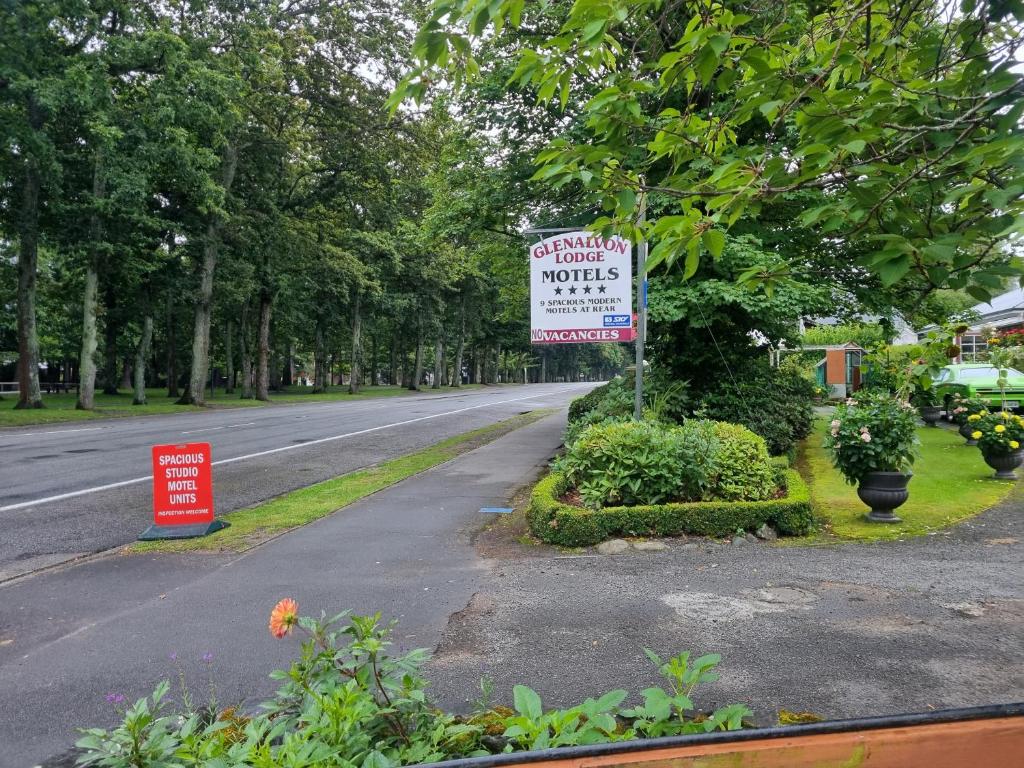 een bord aan de kant van een weg bij Glenalvon Lodge Motel in Hanmer Springs