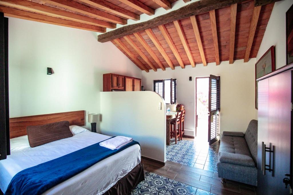 Postel nebo postele na pokoji v ubytování Villa Serena Centro Historico