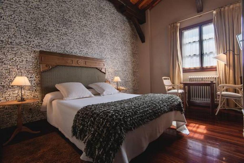 een slaapkamer met een groot bed in een kamer bij Hotel Konbenio in Amorebieta-Etxano