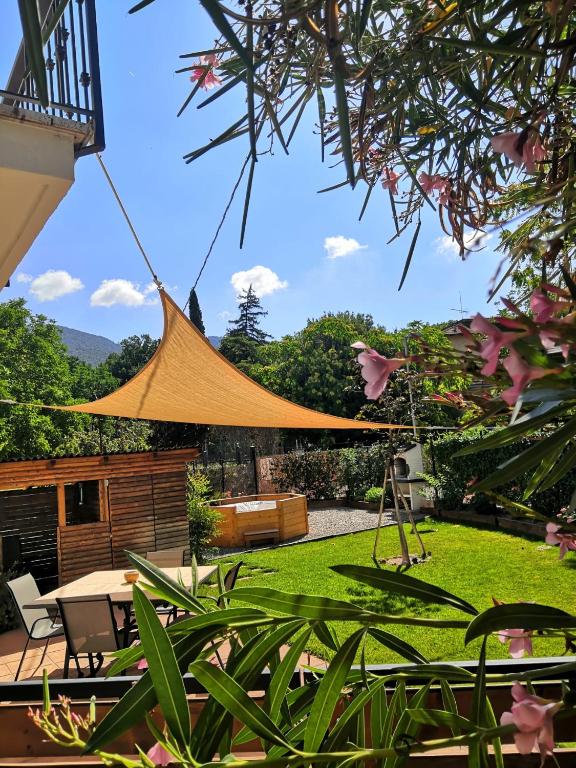 a patio with a tent in a yard at Casa vacanze Acero rosso in Massa Martana