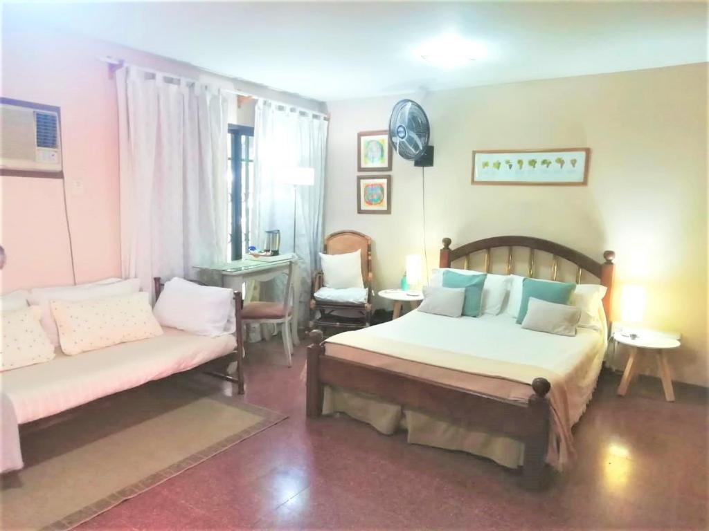 um quarto com 2 camas, uma mesa e cadeiras em COMODA SUITE EN UNA UBICACIÓN PRIVILEGIADA DE LA CIUDAD DE MENDOZA em Mendoza