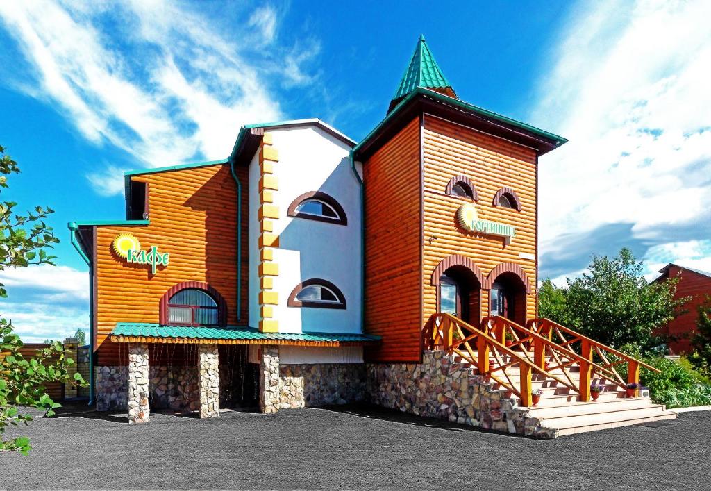 un edificio que parece una iglesia en Solovinaya Roscha, en Tyumen