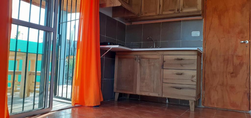 cortina naranja en una cocina con fregadero en ANGAR 1 en Tupungato