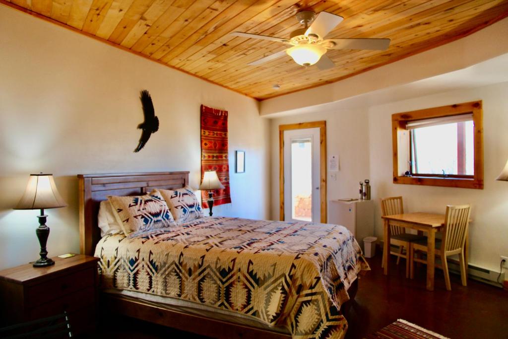 Postel nebo postele na pokoji v ubytování Red Moon Lodge