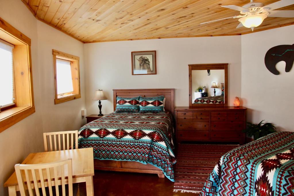Postel nebo postele na pokoji v ubytování Red Moon Lodge