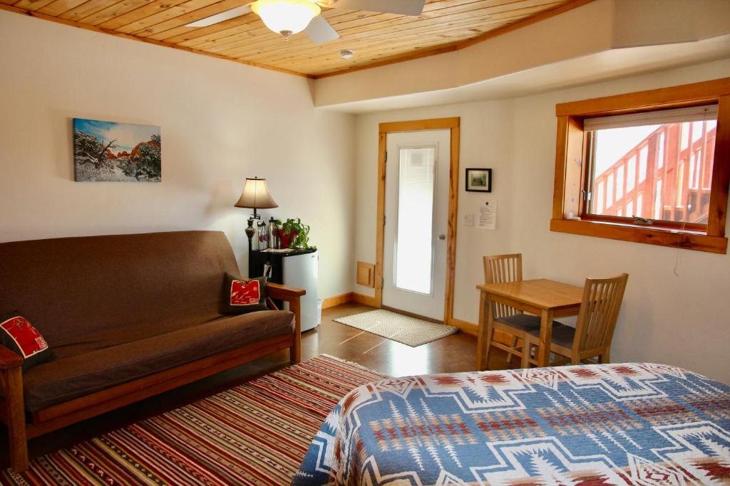 Postel nebo postele na pokoji v ubytování Red Moon Lodge