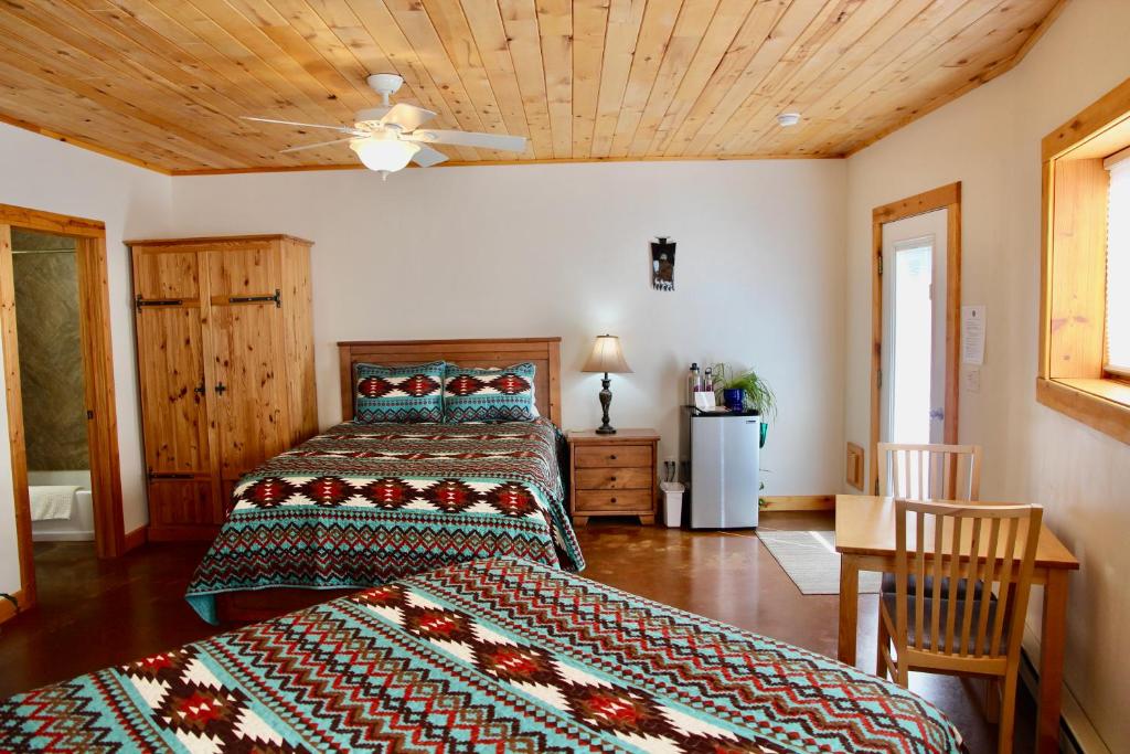 Postel nebo postele na pokoji v ubytování Red Moon Lodge