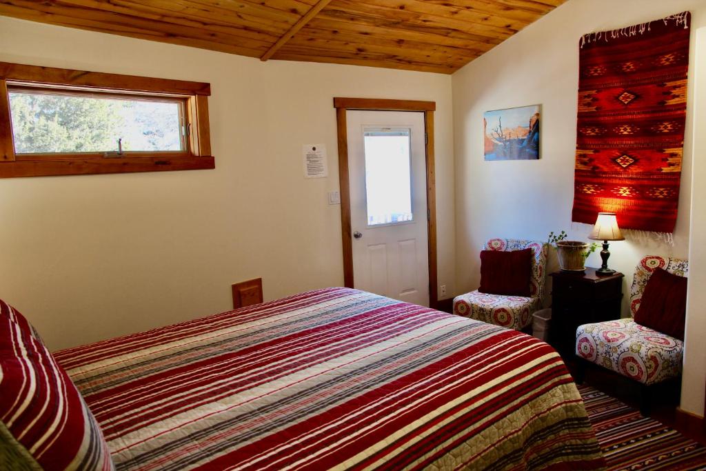 Postel nebo postele na pokoji v ubytování Red Moon Lodge