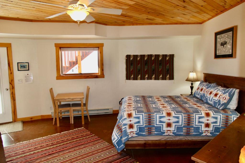 Postel nebo postele na pokoji v ubytování Red Moon Lodge