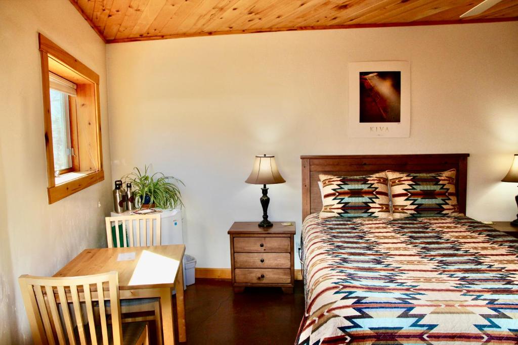 Postel nebo postele na pokoji v ubytování Red Moon Lodge