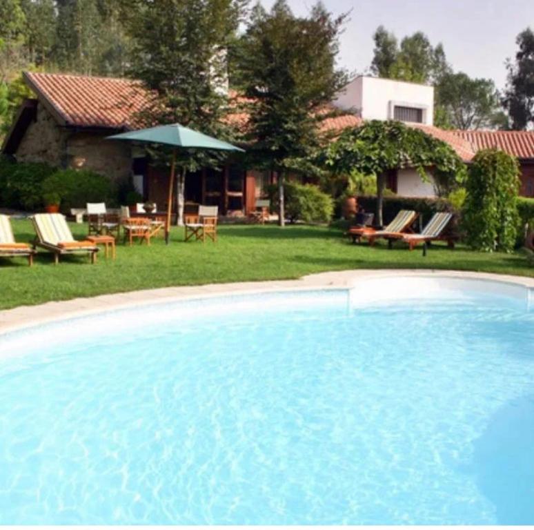 une grande piscine en face d'une maison dans l'établissement Casa do Monte, à Vizela