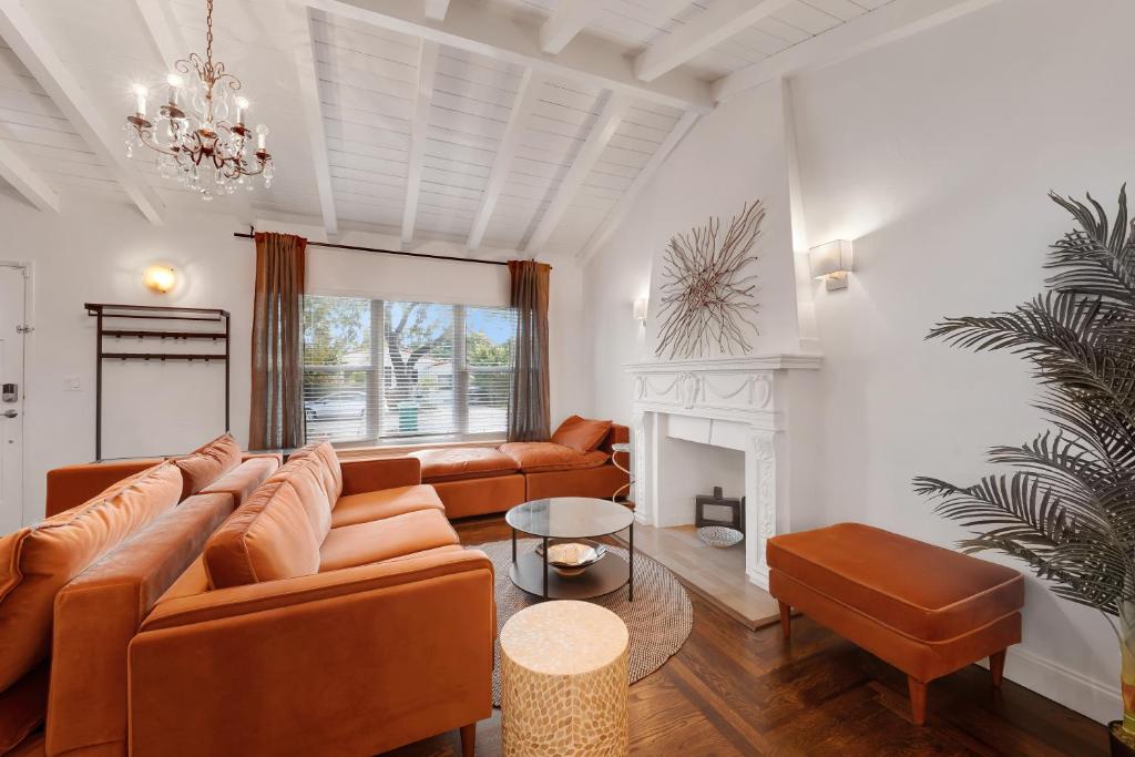 sala de estar con sofá y chimenea en Miami Art Deco Home By Pmi en Miami