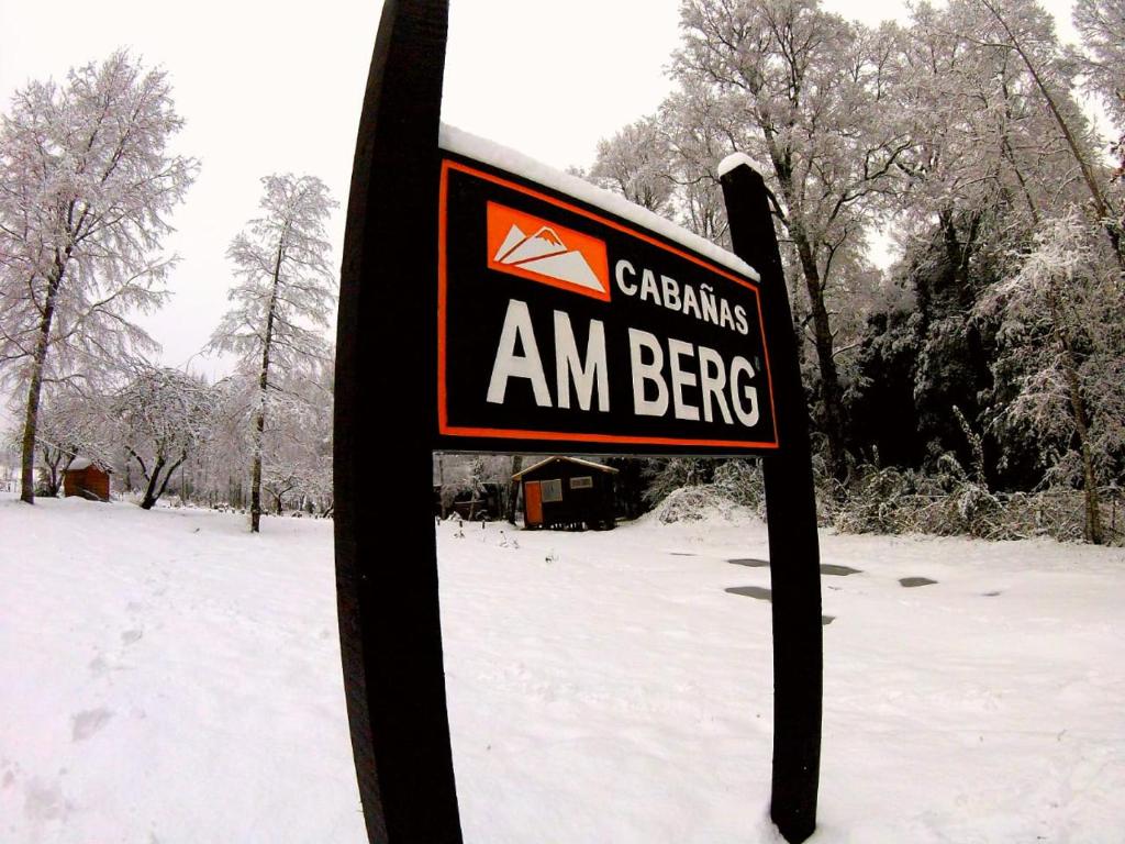 Ein Schild, auf dem Bernstein im Schnee steht. in der Unterkunft Cabañas Am Berg in Pucón