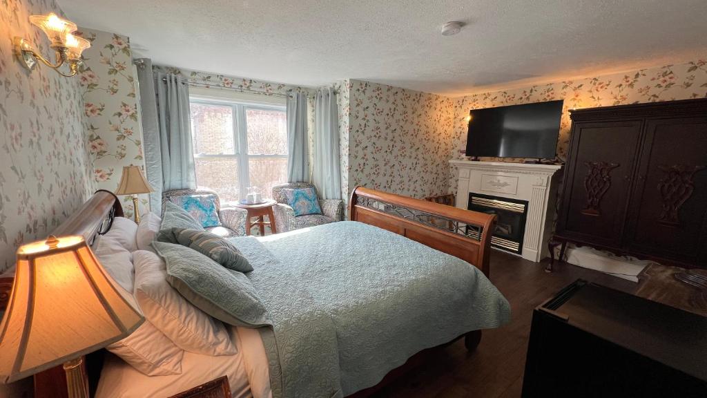 Letto o letti in una camera di Bedham Hall B&B