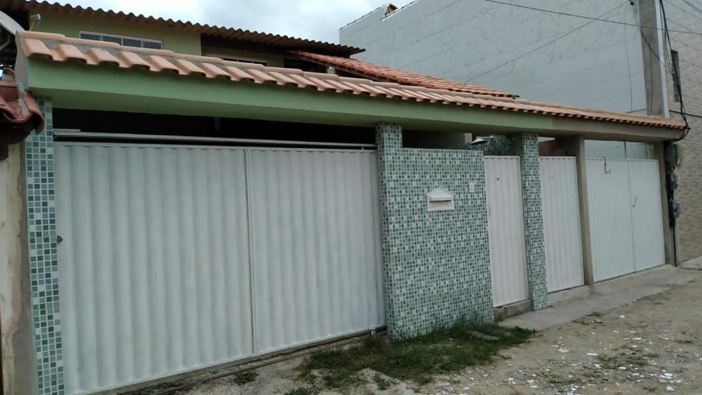 uma cerca branca em frente a uma casa em Cantinho da Bethânia em São Pedro da Aldeia