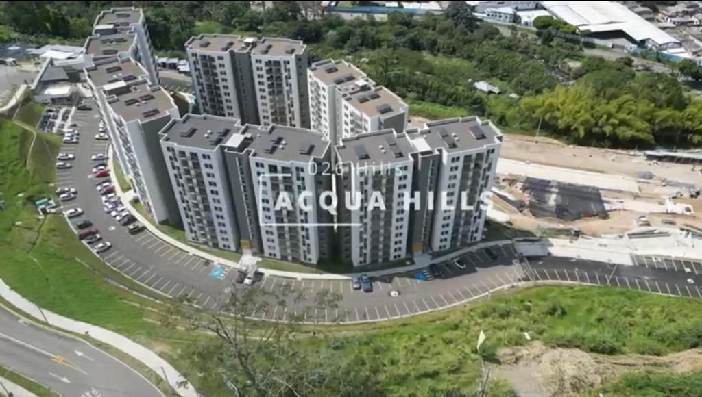 una vista aérea de un gran edificio de apartamentos en 026 Hills en Dosquebradas