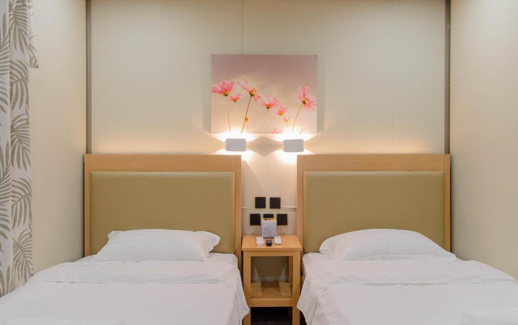 Postel nebo postele na pokoji v ubytování Moriyama Hotel