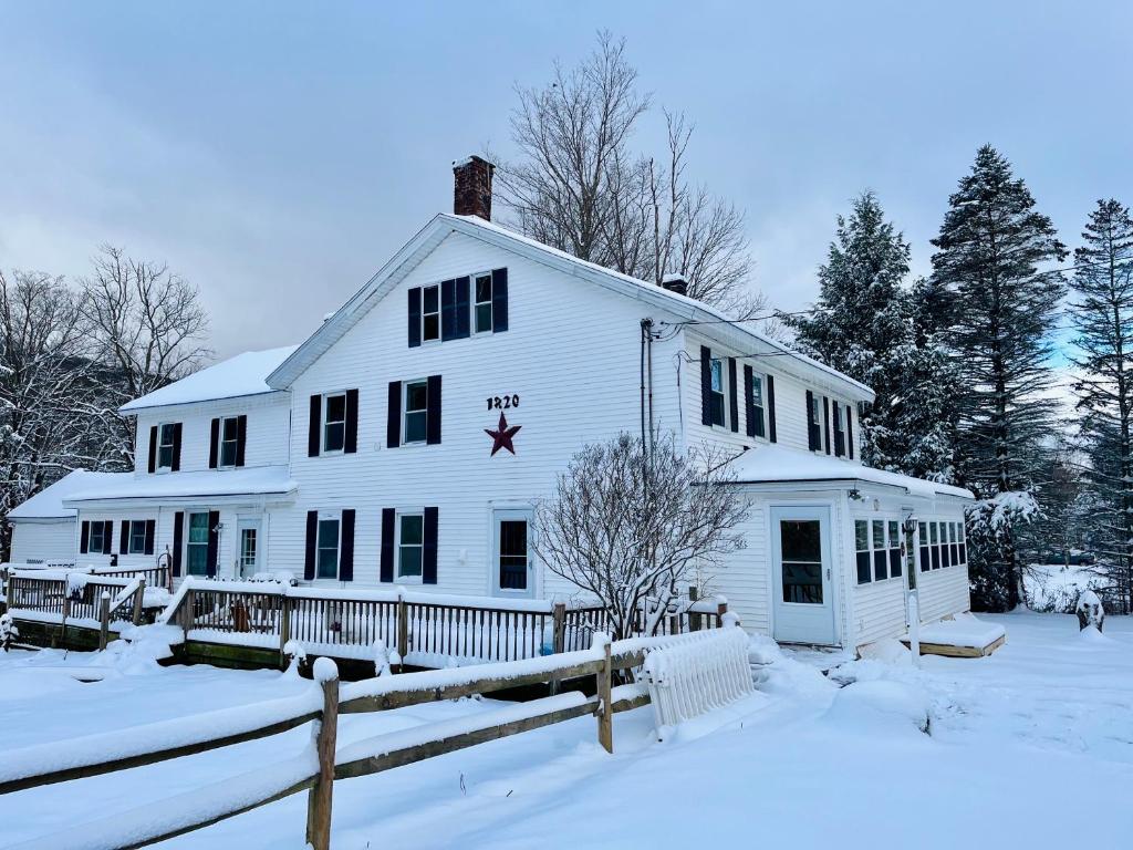 Hancock Village Inn at Jiminy Peak žiemą