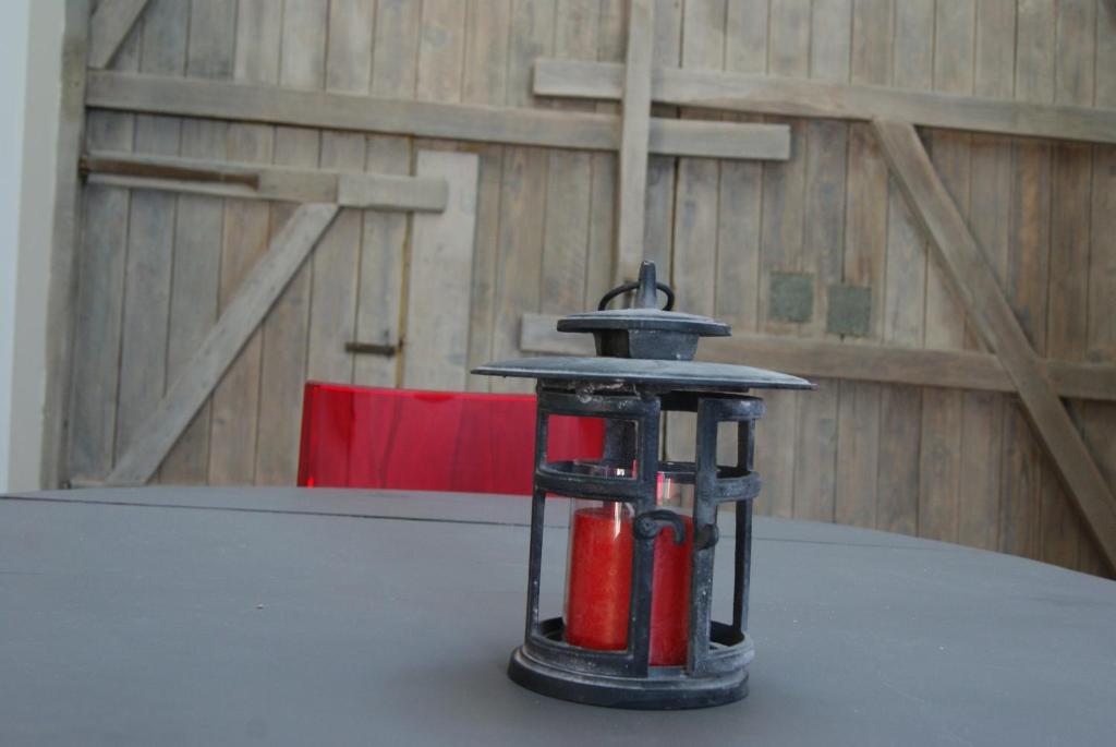 einem Hydranten, der auf einem Tisch in einem Gebäude sitzt in der Unterkunft GrIsa'Home in Aisonville-et-Bernoville