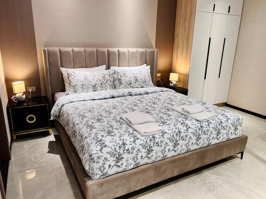 una camera da letto con un grande letto con due asciugamani di Glory Condominium กลอรี่คอนโด เชียงใหม่ a Chiang Mai