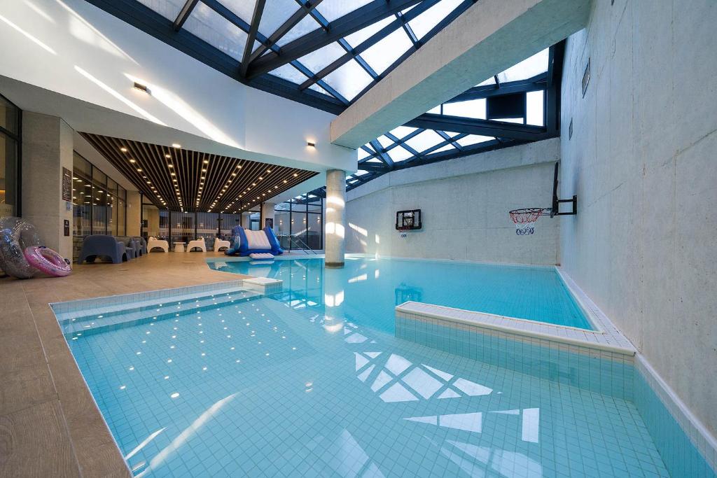 a large swimming pool in a building at Hotel Parangvue in Goseong