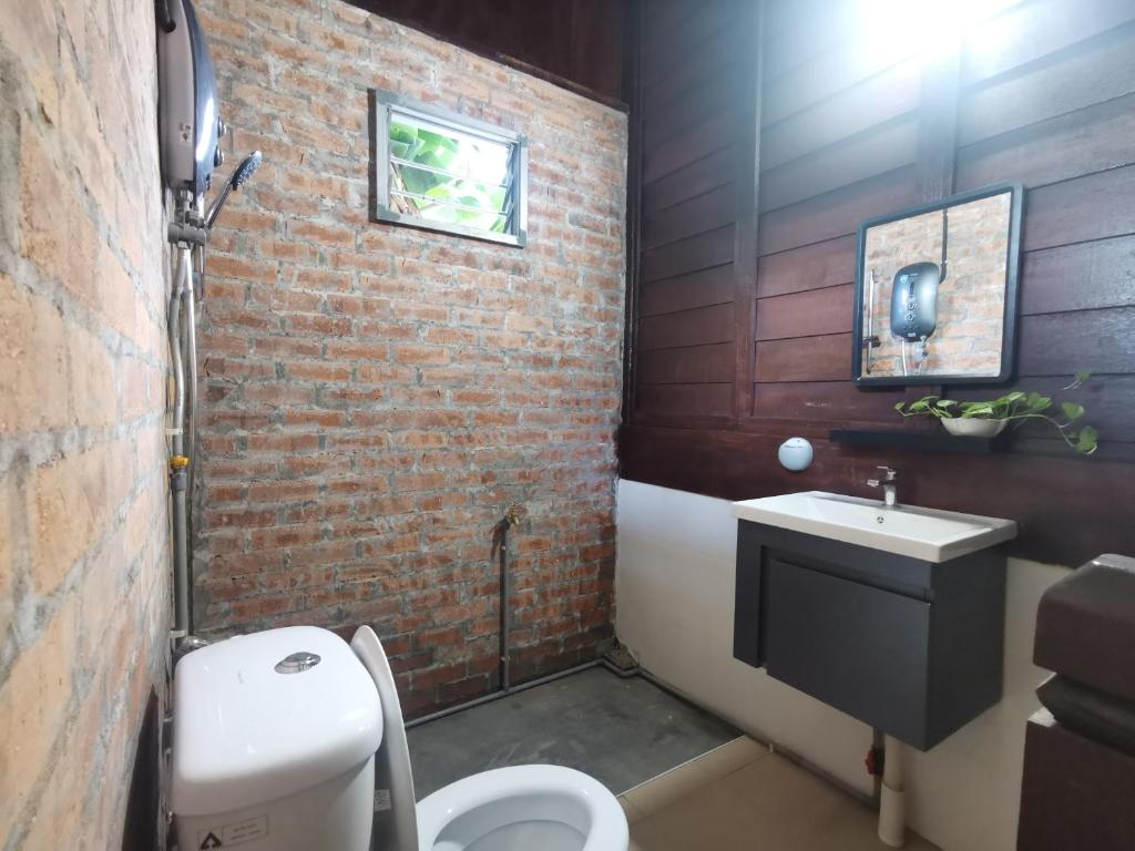 Ένα μπάνιο στο Sayang Di Kaki Bukit Homestay Near Icon City Bukit Mertajam