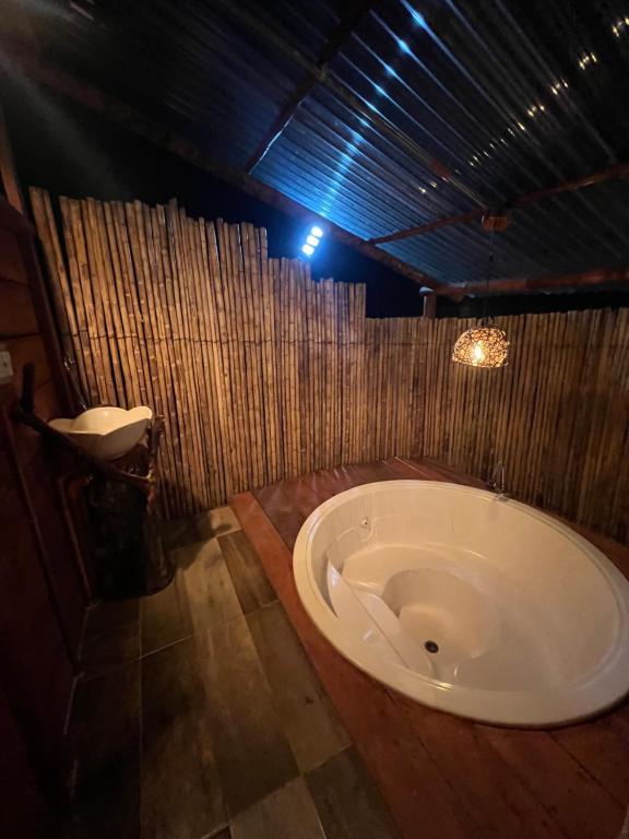 Vannas istaba naktsmītnē Hotel Luna Azul Tatacoa