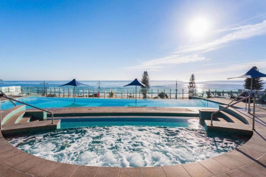 una gran piscina con vistas al océano en Soul Luxury Apartment’s, en Gold Coast