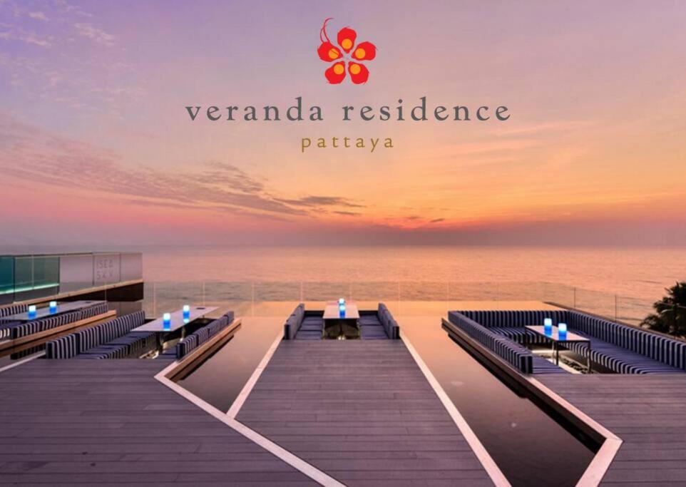 Veranda Pattaya/3BR Seaview/32FL في جومتين بيتش: مطعم على الشاطئ مع كلمة شرفة الإقامة patagona