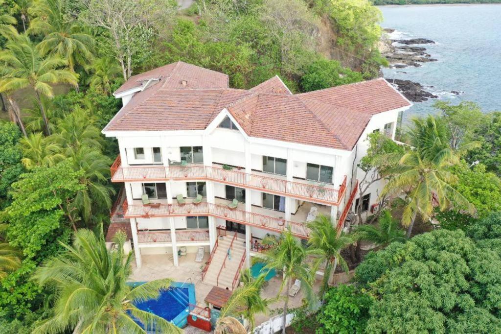 una vista aérea de una casa en una colina junto al océano en Room in Apartment - Agradable Habitacion En Playa Flamingo, en Playa Flamingo