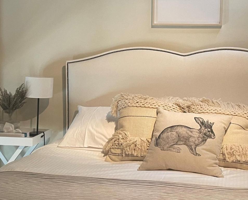 Una cama con una foto de un ciervo. en Millthorpe Motel, en Millthorpe