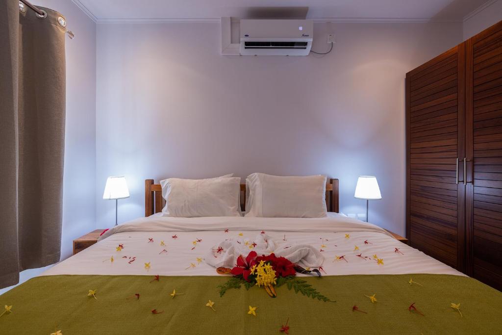 Ένα ή περισσότερα κρεβάτια σε δωμάτιο στο CRYSTAL SHORES Self Catering Apartments - Beau Vallon, Seychelles