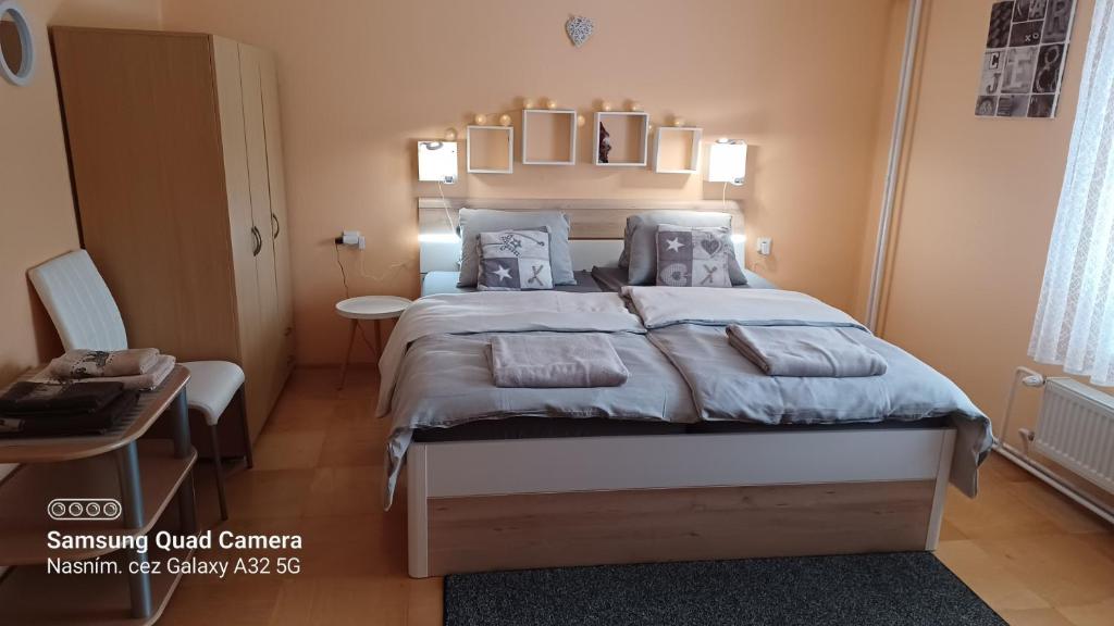 Кровать или кровати в номере Apartmán 81