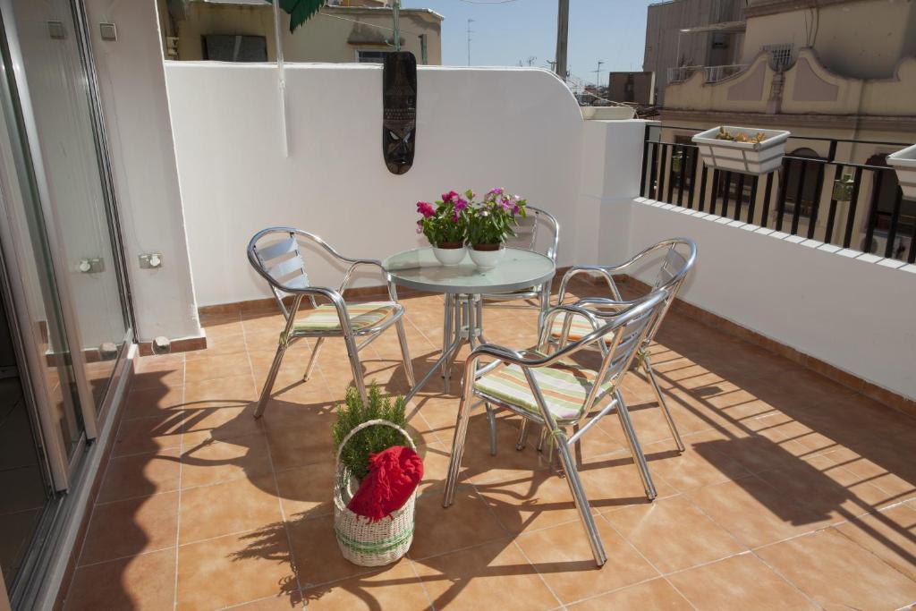 バレンシアにあるCarmen Apartmentsの花の咲くバルコニー(テーブル、椅子付)