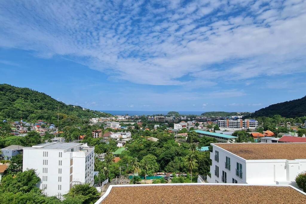 Kata Ocean View Condominium, Seaview & Luxury K12 في Ban Kata: اطلاله على مدينه فيها اشجار ومباني