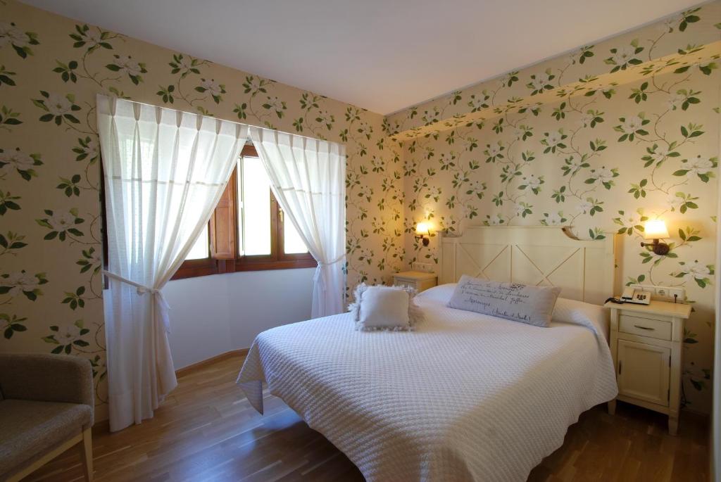 Postel nebo postele na pokoji v ubytování Hotel Bujaruelo