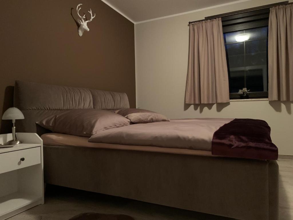 een bed in een slaapkamer met een raam bij Apartment Leopold in Oranienbaum-Wörlitz