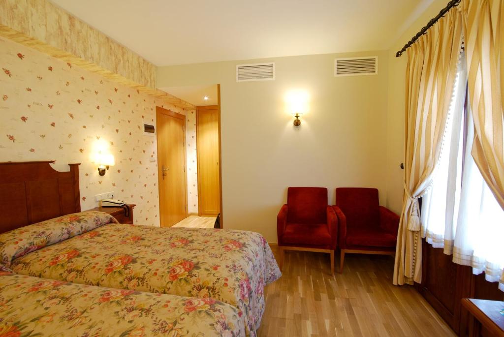 Postel nebo postele na pokoji v ubytování Hotel Bujaruelo