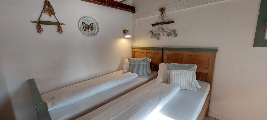 pokój z 2 łóżkami w pokoju w obiekcie Apartmány Javorek w mieście Sněžné