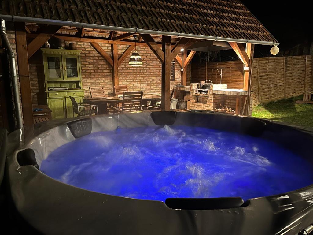 a large blue hot tub in a backyard at Padláskincsek Vendégház in Nagybörzsöny