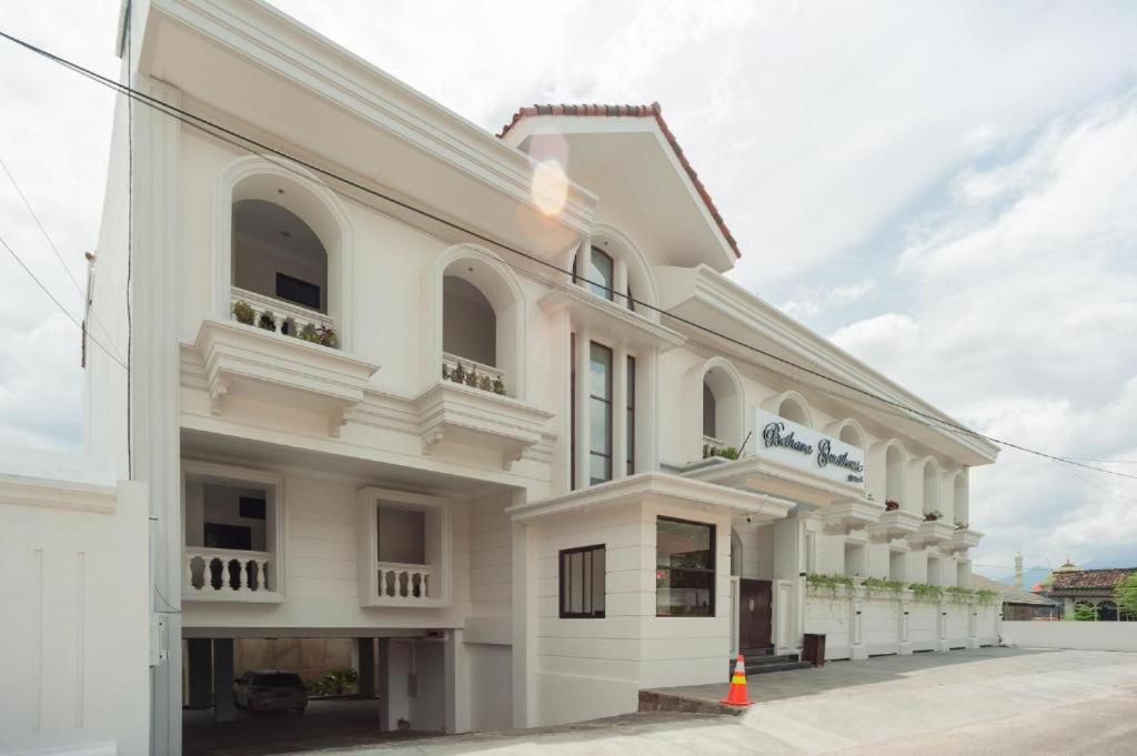 een groot wit gebouw met veel ramen bij Bethara Hotel Syariah Lampung in Tanjungkarang